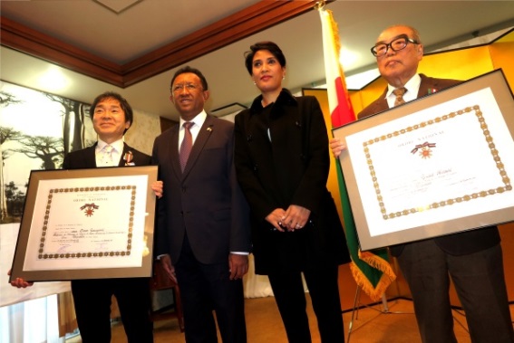 土佐泰祥准教授（左） マダガスカル共和国大統領夫妻（中央）